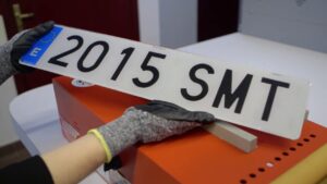 Elaboración de placas y colocación en el vehículo